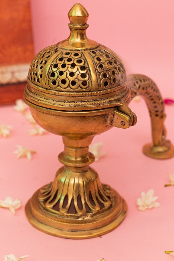 Amber Dhoop Stand